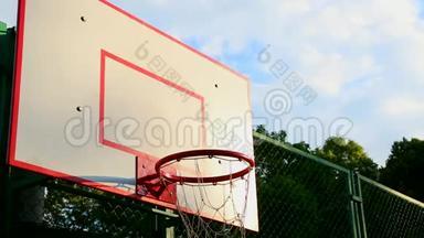 在街上<strong>打篮球</strong>，训练在篮子里<strong>打篮球</strong>。 运动、训练的概念